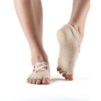 ถุงเท้าโยคะ ถุงเท้าพิลาทิส ยี่ห้อ Toesox - Elle Half Toe แบบเปิดนิ้ว