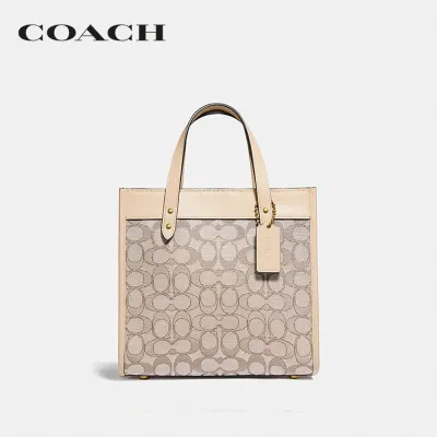 COACH กระเป๋าทรงสี่เหลี่ยมผู้หญิงรุ่น Field Tote 22 In Signature Jacquard สีครีม CD680 B4SHG