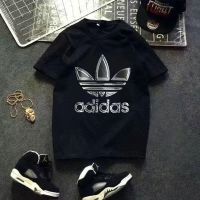 Adidasˉnew ดั้งเดิมเสื้อยืดแฟชั่นบุคลิกของผู้ชายและผู้หญิงลายโคลเวอร์ใหม่เสื้อกีฬาแขนสั้นพิมพ์ลาย Unisex ผ้าฝ้ายคู่คุณภาพสูง