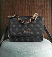 กระเป๋าสะพาย GUESS WOMAN’S LOGO EMBOSSED CROSSBODY FLAP รุ่นใหม่รูปทรงเหลี่ยมลาย Signature