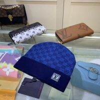 【 Stock】LOUISˉVUITTON LV ขนสัตว์หมวกสำหรับบุรุษและสตรีฤดูใบไม้ร่วงและฤดูหนาวสีลูกอมญี่ปุ่น Street ความหนาแน่นสูงถักเย็นหมวกหมวกอบอุ่น All-Match Tide ยี่ห้อ