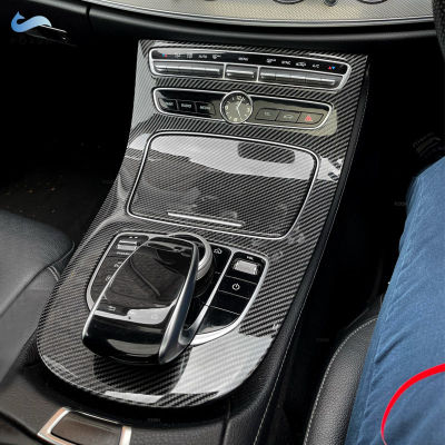 อุปกรณ์เสริมในรถยนต์คาร์บอนไฟเบอร์เนื้อภายในคอนโซลเกียร์แผงครอบตัดสติกเกอร์สำหรับ Benz E-Class W213 2016 2017