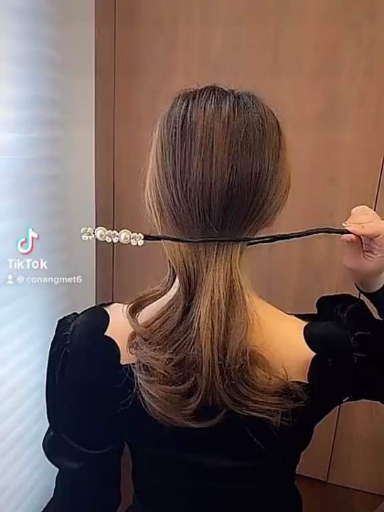 Dụng cụ búi tóc lưới chấm bi ren Hàn Quốc: Tự tin tỏa sáng với kiểu búi tóc lưới sành điệu. Thêm chút điểm nhấn với chấm bi ren Hàn Quốc giúp tóc trông thật xinh xắn. Sử dụng dụng cụ này sẽ giúp bạn dễ dàng đạt được kiểu tóc như mong muốn.