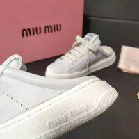 รองเท้าหนังสีใหม่ Miu MiuDistressed รองเท้าสกปรกเล็กๆน้อยๆรองเท้าสีขาวนุ่มพิเศษเจ้าหญิงรองเท้าแตะครึ่งตัว