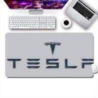 Tesla Logo HD แผ่นรองเมาส์ขนาดใหญ่สำหรับเกม Pro Esports นักเล่นเกมความเร็วพีซีคีย์บอร์ดยาง Notbook Rug โต๊ะทำงาน แผ่นรองเมาส์