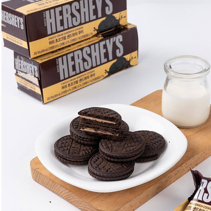 ขนมเกาหลี-hersheys-choco-and-mint-cream-sandwich-cookies-เฮอร์ชี่ส์สอดไส้ครีมรสช็อคโกแลตและมิ้นท์-นำเข้าจากเกาหลี