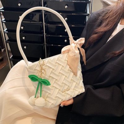 Ins hand woven bags 2022 new female leisure summer is a fashion scarves bowknot is one shoulder alar package
