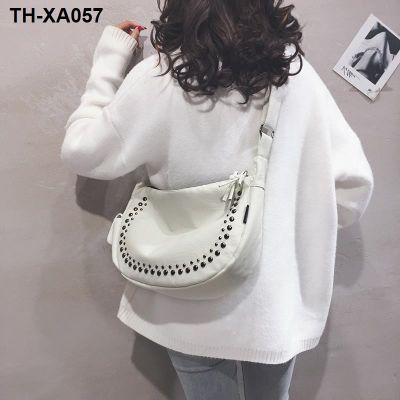Shangxin large bag womens new 2023 cool girl rivet capacity class casual shoulder Messenger