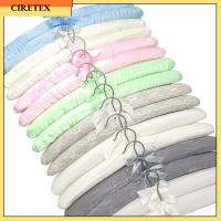 CIRETEX 5PCS โรงแรมในโรงแรม เสื้อผ้าสำหรับเด็ก ซาตินบุนวม ที่แขวนจอแสดงผล ไม้แขวนฟองน้ำ ที่แขวนเสื้อผ้า ผ้าไหมห่อ