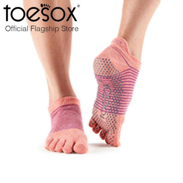 ToeSox โทซอคส์ ถุงเท้ากันลื่นแยกนิ้วแบบรัด รุ่น Low Rise ปิดนิ้วเท้า แบบลายทาง