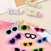 เรซิ่นแว่นตา YYDS Good Luck Sweet Happy ทรงหัวใจ,กลม เหมาะกับทำเครื่ิงประดับ DIY ขนาด 4x1.5cm (1ชิ้น)