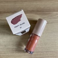 ส่งฟรี FENTY BEAUTY Gloss Bomb Universal Lip Luminizer ขนาดทดลอง 2ml สี 01 Fenty Glow  ลิปกลอส