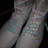[HOT EXQQUZIOWGWD 116] 1คู่ Luminous Shoelaces รองเท้าผ้าใบสะท้อนแสงแบนผ้าใบรองเท้า Laces เรืองแสงใน Dark Five Pointed Star เรืองแสงเชือกผูกรองเท้า