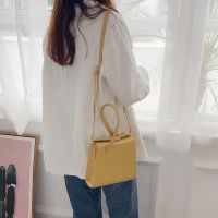 South Koreas New Simple Womens Handbag Fashion Pure PU Handbag Single Shoulder Straddle lock Bag