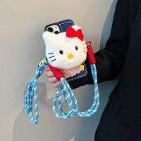 คลิปด้านหลังเป็นตุ๊กตาผ้ากำมะหยี่ Hello Kitty สามารถปรับได้แบบสากลพร้อมตัวยึดสายคล้องตัวการ์ตูนน่ารัก (ไม่มีเคสโทรศัพท์)