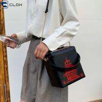 CLDH พิมพ์ลายหอคอย กระเป๋า Crossbody หนังพียู กระเป๋าใส่เงิน กระเป๋าสะพายไหล่แบบสั้น แฟชั่นสำหรับผู้หญิง พร้อมห่วงโซ่ กระเป๋าแมสเซนเจอร์ สำหรับผู้หญิง