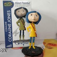 NECA Coraline ตุ๊กตาประตูลับ Y La Puerta Secreta เสื้อกันฝนโจนส์หัวเคาะ B Obble หัวรูปการกระทำรุ่นของเล่นตุ๊กตาของขวัญ