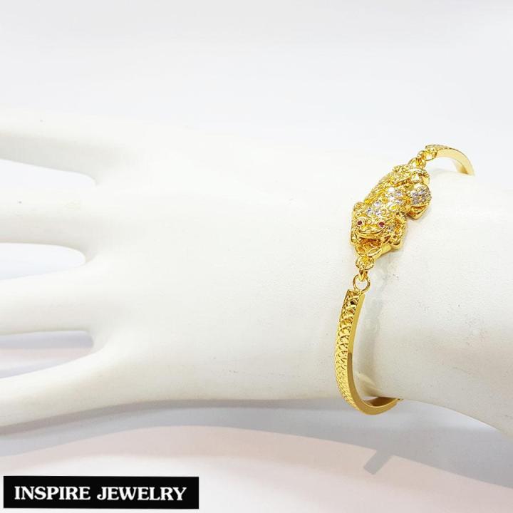 inspire-jewelry-สร้อยข้อมือ-ปี่เซียะคาบเหรียญทอง-งาน-design-ประดับเพชรcz-และตาทับทิม-สวยหรู-นำโชค-เสริมดวง-อายุยืน-ปราศจากภัยทั้งปวง-เงินทองไหลมาเทมา-พร้อมกล่องทอง