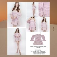 SLYQ CAMILA DRAPED OFF SHOULDER DRESS เดรสสั้นสีชมพูผ้าชีฟองจับเดรป