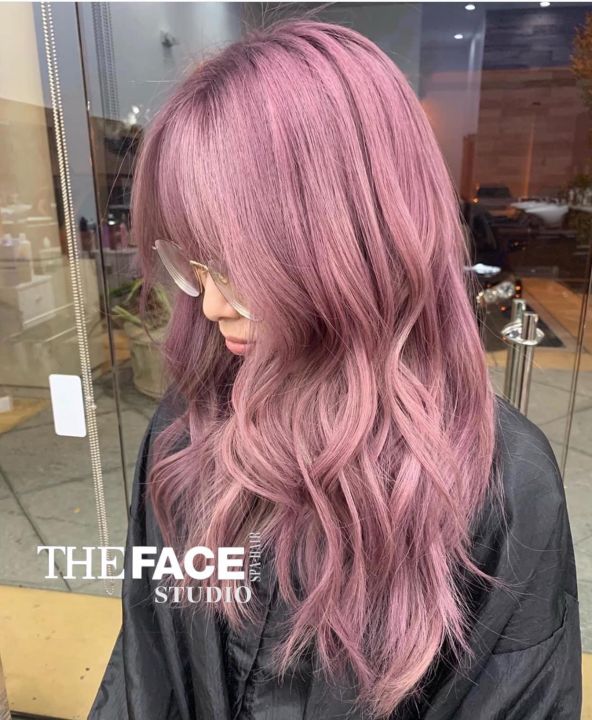 Sự phá cách là điều quyến rũ và hấp dẫn. Với màu tóc tím hồng này, bạn sẽ trở nên độc đáo và thu hút sự chú ý từ mọi người. Hãy xem hình ảnh để cảm nhận được vẻ đẹp và sự khác biệt của nhuộm tóc này!