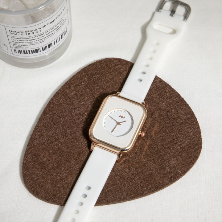 นาฬิกาผู้หญิงรูปสี่เหลี่ยมผืนผ้าสายนาฬิกายางนาฬิกาควอตซ์จุดที่เรียบง่าย