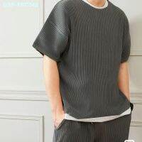 ที่ได้♕Issey Miyake Miyake เสื้อยืดแขนสั้นพับได้แบบหลวมลายทางรูปดาววัตถุในแบบเดียวกันเสื้อยืดคอกลมจับจีบแขนครึ่ง