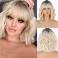 Synthetic short amber gold wig wave wave wave hair with air bangs female synthetic curly hair soft wave head wig suitable for gi