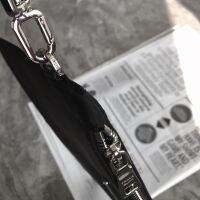 แพคเกจซองจดหมายมือถือของผู้ชาย Prada ผ้าไนลอนนำเข้าพร้อมฮาร์ดแวร์เหล็กสีขาวขนาด: 28 × 18ซม