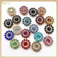 QINJUE 10PCS 14mm ก้นเหล็ก เครื่องประดับหมวก รูปดอกไม้ พลอยเทียม ตกแต่งเสื้อผ้า ปุ่ม หินแก้วคริสตัล