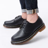 DR.MARTENS [ไซซ์ 35-48] ดร. รองเท้าบูทมาร์ติน หนังวัวแท้ ส้นเตี้ย หัวกลม ขนาดใหญ่ สไตล์อังกฤษ คลาสสิก สําหรับผู้ชาย และผู้หญิง