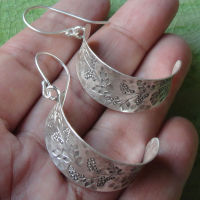 very nice earrings pure silver Thai Karen hill tribe ดอกไม้สวยงามไทยตำหูเงินกระเหรี่ยงทำจากมือชาวเขางานฝีมือสวยของฝากที่มีคุณค่าของฝากถูกใจ มีคุณค่า