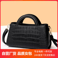 ㊖Ladies bag2023 ใหม่ กระเป๋าหญิงแฟชั่นยุโรปและอเมริกาลายจระเข้กระเป๋าสะพายใบเล็กกระเป๋าถือ