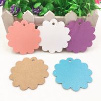 50 pcs 6x6cm Multiple colors Cute Flower Round Kraft Paper Hang Tags Wedding Party Favor Label Gift Cards