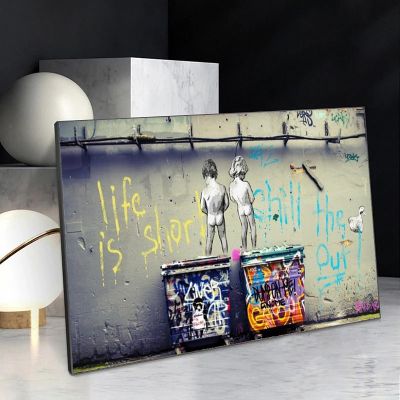 Banksy ถนนกราฟฟิตีศิลปะชีวิตสั้นผ้าใบวาดภาพโปสเตอร์และภาพพิมพ์งานภาพวาดบนผนังภาพสำหรับการตกแต่งบ้าน (ไร้กรอบ) Heyuan ในอนาคต