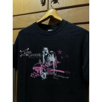 เสื้อยืดผ้าฝ้ายพิมพ์ลาย เสื้อวงมือสอง VINTAGE 2008 AVRIL LAVIGNE THE BEST DAMN TOUR Size S มือ2 เสื้อยืดคุณภาพดี