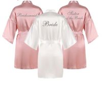 [Xiaoli clothing] Dusty Pink Robes ผู้หญิงเงินเขียนเจ้าสาว Dressing Gown ซาตินผ้าไหมสั้นงานแต่งงานของขวัญเพื่อนเจ้าสาวทีมเจ้าสาวเสื้อคลุมอาบน้ำ