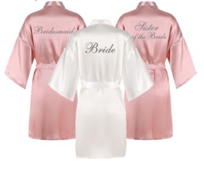 {Xiaoli clothing} Dusty Pink Robes ผู้หญิงเงินเขียนเจ้าสาว Dressing Gown ซาตินผ้าไหมสั้นงานแต่งงานของขวัญเพื่อนเจ้าสาวทีมเจ้าสาวเสื้อคลุมอาบน้ำ