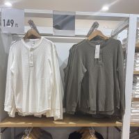 Uniqlo คู่รักของในฤดูใบไม้ร่วงผู้ชายเสื้อวาฟเฟิลเฮนรี่เสื้อยืดคอปกด้วยแขนยาวโจ๊กเกอร์ E442014 E453302