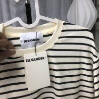 เสื้อยืดแขนสั้นลายทางโลโก้ Jil Sanderpatch ตัวอักษรเรียบง่ายผู้ชายและผู้หญิงแฟชั่น