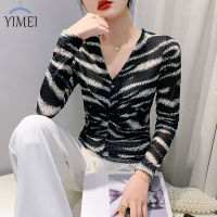 YIMEI เสื้อยืดคอวีผ้าตาข่ายผู้หญิงเข้ารูปพอดีใหม่2023ฤดูใบไม้ร่วง,เสื้อแขนยาวแนวย้อนยุคลายม้าลายมีจีบด้านล่าง