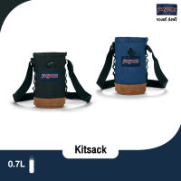 JanSport รุ่น KITSACK - กระเป๋าสะพายข้างทรงกระบอก ใส่ขวดน้ำได้ JS0A4QUZ น้ำหนักเบา สายปรับระดับได้