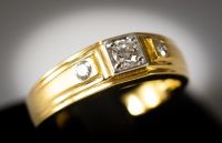 (R135 ชื่อแบบ "กระโดน") : แหวนทองคำทรงคุณผู้ชายประดับเพชรเม็ดยอด 30 ตัง