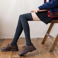 QUINT อบอุ่น ยืดหยุ่น รองเท้ารัดส้น หนา ฤดูหนาว สำหรับสาวๆ ผู้หญิงถุงน่องยาว ถุงน่องJK เหนือเข่าถุงเท้าสูง สีทึบ