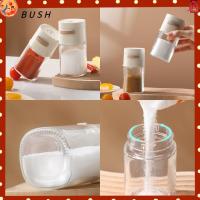 BUSH 2pcs ปริมาณที่แม่นยำ เครื่องกดน้ำตาล ชนิดกด ขวดแก้วใส่ของ ภาชนะใส่เกลือพริกไทย แบบพกพาได้ การวัดขนาด เครื่องเขย่าเกลือ อุปกรณ์สำหรับห้องครัว