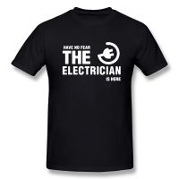 【New】【Chic Tops】gildan เสื้อยืดคอกลม แขนสั้น ผ้าฝ้าย 100% พิมพ์ลาย Have No Fear The Electrician Is Here สไตล์สตรีท สําหรับผู้