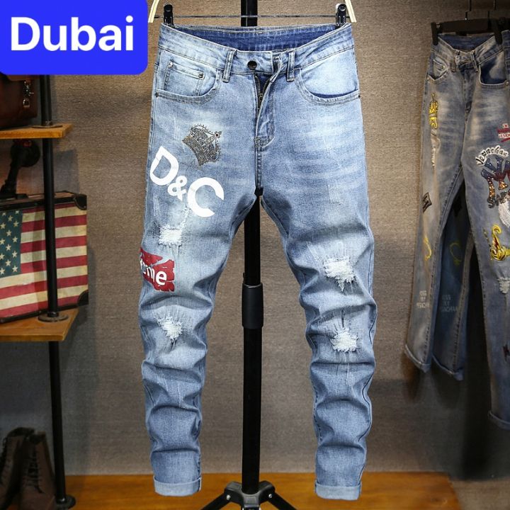 Baggy jean nam là một trong những kiểu quần được nam giới ưa chuộng nhất hiện nay. Với thiết kế hợp thời trang và thoải mái, baggy jean nam không chỉ giúp bạn tạo được phong cách riêng mà còn rất thuận tiện cho việc di chuyển. Hãy xem hình ảnh về baggy jean nam để có thêm ý tưởng cho trang phục của bạn.