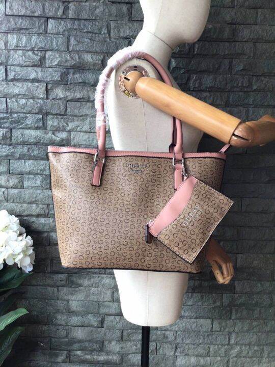 guess-shopper-bag-with-pouch-กระเป๋าสะพาย-มาพร้อมกระเป๋าใบเล็ก-รุ่นใหม่ล่าสุดจาก-guess-factory-หนังลาย-monogram-สวยหรู-ดูแพงอยู่ทรง