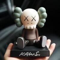 LCX Fashion KAWS ตุ๊กตาเขย่าหัวรถเครื่องประดับภายในรถที่วางโทรศัพท์ของตกแต่งคอนโซลหน้ารถประติมากรรมขนาดเล็กรูปการ์ตูน