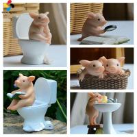 OKDEALS01 ตุ๊กตาหมูห้องน้ำ รูปปั้นหมูน่ารัก 3D เรซิน รูปปั้นโพลีเรซิน เป็นมิตรกับสิ่งแวดล้อม ของตกแต่งสวน