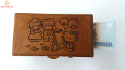 Hộp đựng tiền tiết kiệm có mật khẩu bằng gỗ mẫu gia đình Hello Kitty an